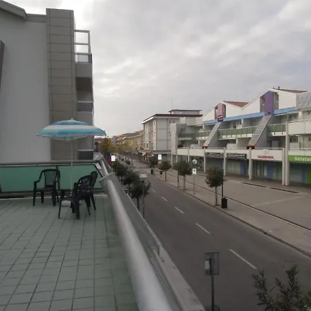 Luminous Beachside Flat-beahost