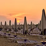 Luminous Beachside Flat-beahost *