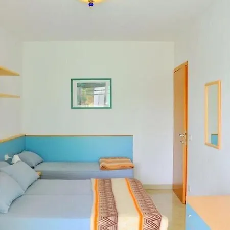 Luminous Beachside Flat-beahost