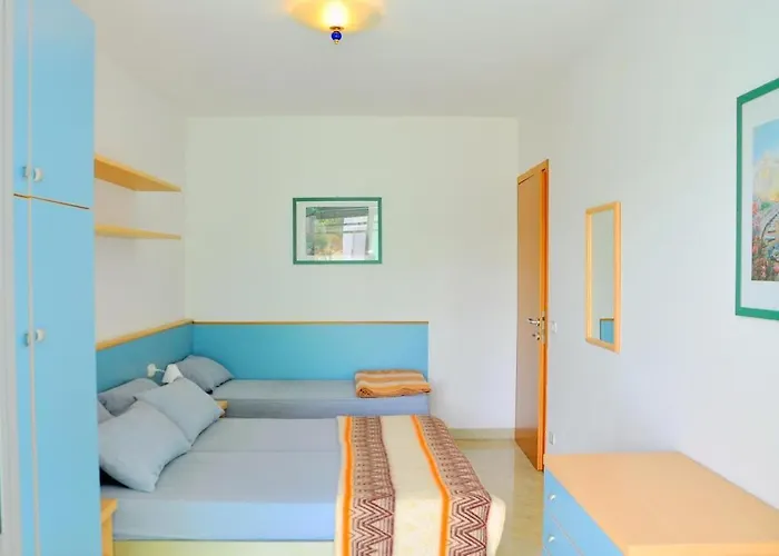 Luminous Beachside Flat-beahost