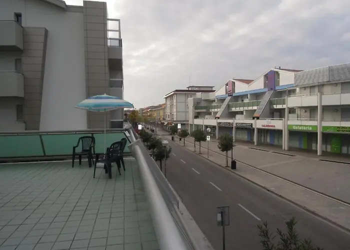 Luminous Beachside Flat-beahost